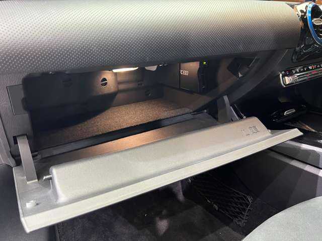 メルセデス・ベンツ Ａ１８０ スタイル AMGライン 千葉県 2018(平30)年 0.8万km コスモスブラック ＲＳＰ　/純正ナビ　/バックカメラ　/ＡＣＣ　/ＢＳＭ　/ハーフレザーシート　/シートヒーター　/パワーシート　/レーンアシスト　/ＬＥＤヘッドライト　/オートライト　/ドライブレコーダー　/純正１８インチＡＷ