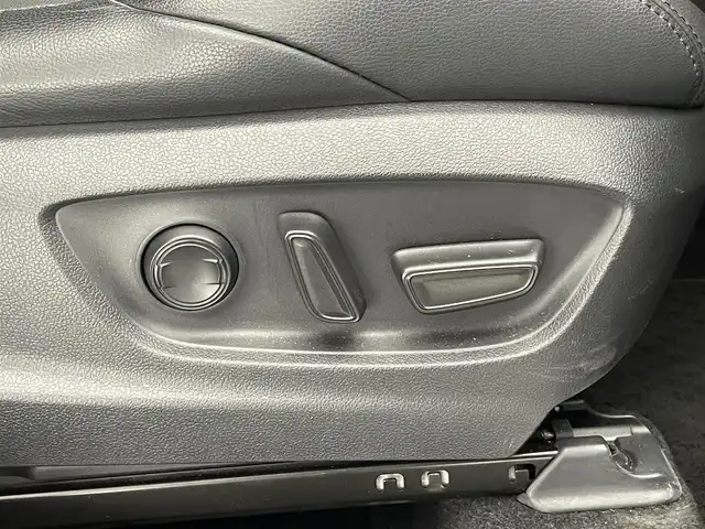 トヨタ カローラ クロス ハイブリッド Z 愛知県 2023(令5)年 1.8万km プラチナホワイトパールマイカ 純正８型ＤＡ　全方位カメラ　ＢＳＭ　禁煙車　セーフティセンス　衝突軽減　追従クルコン　ＬＥＤオートライト　黒ハーフレザー　シートヒーター　電動リヤゲート　レーンキープ　スペアタイヤ　プッシュスタート　スマートキー　電子パーキング　ブレーキホールド　カーテンエアバッグ　純正アルミホイール　純正フロアマット　USBポート　Bluetooth