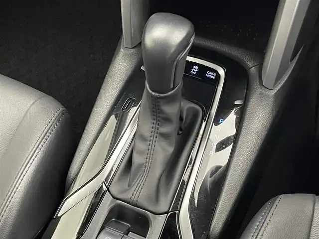 トヨタ カローラ クロス ハイブリッド Z 愛知県 2023(令5)年 1.8万km プラチナホワイトパールマイカ 純正８型ＤＡ　全方位カメラ　ＢＳＭ　禁煙車　セーフティセンス　衝突軽減　追従クルコン　ＬＥＤオートライト　黒ハーフレザー　シートヒーター　電動リヤゲート　レーンキープ　スペアタイヤ　プッシュスタート　スマートキー　電子パーキング　ブレーキホールド　カーテンエアバッグ　純正アルミホイール　純正フロアマット　USBポート　Bluetooth