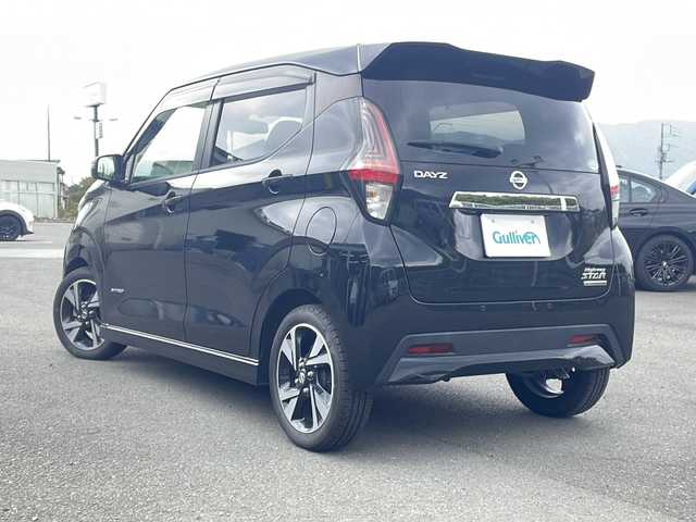 日産 デイズ ハイウェイスターG ターボ 山梨県 2020(令2)年 6.1万km ブラック 純正SDナビ（MM318D-W）/ＣＤ/ＤＶＤ/ＢＴ/フルセグテレビ/アイドリングストップ/プッシュスタート/衝突軽減ブレーキ/ETC/アラウンドビューモニター/コーナーセンサー/純正アルミホイール/純正LEDヘッドライト