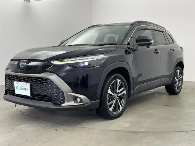 トヨタ カローラ クロス ハイブリッド Z 兵庫県 2023(令5)年 2.2万km スパークリングブラックパールクリスタルシャイン ・純正ディスプレイオーディオ/・Bluetooth/CD/DVD/USB/Miracast/Apple car play/Android Auto/・バックカメラ/・トヨタセーフティセンス/・プリクラッシュセーフティ/・レーンディバーチャーアラート/・パーキングサポートブレーキ/・オートマチックハイビーム/・レーダークルーズコントロール/・ロードサインアシスト/・クリアランスソナー/・先行車発進告知機能/・後退速度抑制/・横滑り防止装置/・パワーバックドア/・電動パーキングブレーキ/・オートホールド/・革巻きステアリング/・ステアリングスイッチ/・ヘッドライトレベライザー/・運転席パワーシート/・前席シートヒーター/・純正フロアマット/・ウインカーミラー/・LEDヘッドライト/・フォグランプ/・フットイルミネーション/・純正アルミホイール/・前後ドライブレコーダー/・純正ビルトインETC/・ドアミラーヒーター/・ルーフレール/・スマートキー/・スペアキー/・取扱説明書/・保証書