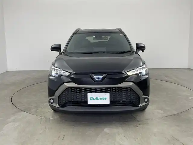 トヨタ カローラ クロス ハイブリッド Z 兵庫県 2023(令5)年 2.2万km スパークリングブラックパールクリスタルシャイン ・純正ディスプレイオーディオ/・Bluetooth/CD/DVD/USB/Miracast/Apple car play/Android Auto/・バックカメラ/・トヨタセーフティセンス/・プリクラッシュセーフティ/・レーンディバーチャーアラート/・パーキングサポートブレーキ/・オートマチックハイビーム/・レーダークルーズコントロール/・ロードサインアシスト/・クリアランスソナー/・先行車発進告知機能/・後退速度抑制/・横滑り防止装置/・パワーバックドア/・電動パーキングブレーキ/・オートホールド/・革巻きステアリング/・ステアリングスイッチ/・ヘッドライトレベライザー/・運転席パワーシート/・前席シートヒーター/・純正フロアマット/・ウインカーミラー/・LEDヘッドライト/・フォグランプ/・フットイルミネーション/・純正アルミホイール/・前後ドライブレコーダー/・純正ビルトインETC/・ドアミラーヒーター/・ルーフレール/・スマートキー/・スペアキー/・取扱説明書/・保証書