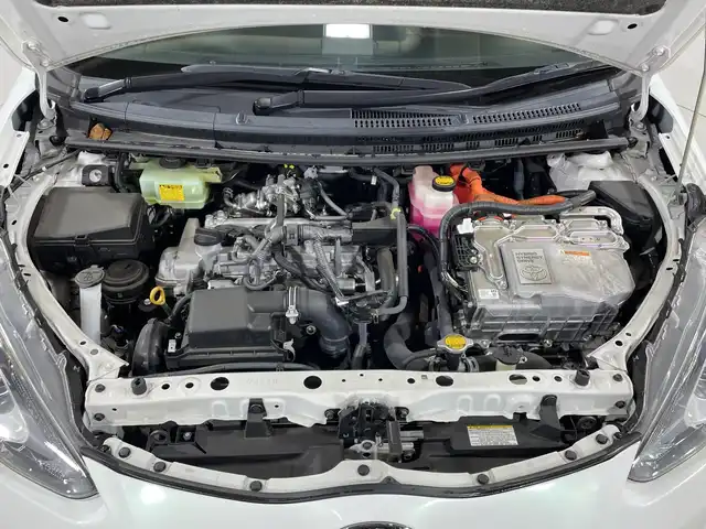 トヨタ アクア 神奈川県 2015(平27)年 5.7万km ライムホワイトパールクリスタルシャイン 純正ナビ【NSCP-W64】/AM　FM　ワンセグ　CD　SD　Bluetooth/ビルトインETC/バックカメラ/フロントドライブレコーダー/革巻ステアリング/ステアリングリモコン/クルーズコントロール/横滑り防止装置/ナビレディパッケージ/EV MODE/ECO MODE/電動格納ミラー/EVMODE/ISOFIX対応/フロアマット/モデリスタ15インチAW/ドアバイザー/スマートキー×2