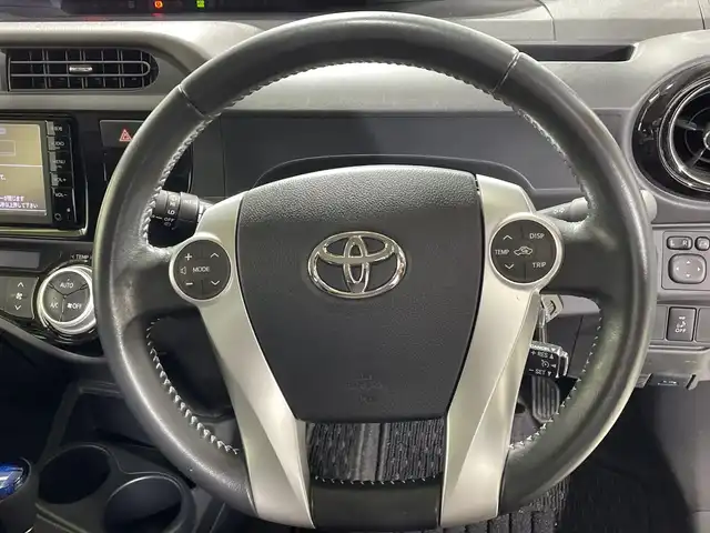 トヨタ アクア 神奈川県 2015(平27)年 5.7万km ライムホワイトパールクリスタルシャイン 純正ナビ【NSCP-W64】/AM　FM　ワンセグ　CD　SD　Bluetooth/ビルトインETC/バックカメラ/フロントドライブレコーダー/革巻ステアリング/ステアリングリモコン/クルーズコントロール/横滑り防止装置/ナビレディパッケージ/EV MODE/ECO MODE/電動格納ミラー/EVMODE/ISOFIX対応/フロアマット/モデリスタ15インチAW/ドアバイザー/スマートキー×2