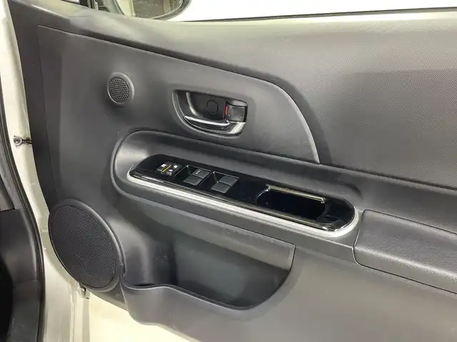 トヨタ アクア 神奈川県 2015(平27)年 5.7万km ライムホワイトパールクリスタルシャイン 純正ナビ【NSCP-W64】/AM　FM　ワンセグ　CD　SD　Bluetooth/ビルトインETC/バックカメラ/フロントドライブレコーダー/革巻ステアリング/ステアリングリモコン/クルーズコントロール/横滑り防止装置/ナビレディパッケージ/EV MODE/ECO MODE/電動格納ミラー/EVMODE/ISOFIX対応/フロアマット/モデリスタ15インチAW/ドアバイザー/スマートキー×2