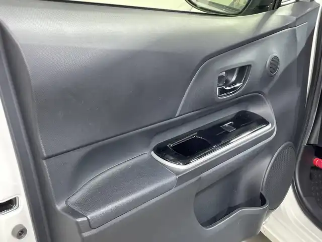 トヨタ アクア 神奈川県 2015(平27)年 5.7万km ライムホワイトパールクリスタルシャイン 純正ナビ【NSCP-W64】/AM　FM　ワンセグ　CD　SD　Bluetooth/ビルトインETC/バックカメラ/フロントドライブレコーダー/革巻ステアリング/ステアリングリモコン/クルーズコントロール/横滑り防止装置/ナビレディパッケージ/EV MODE/ECO MODE/電動格納ミラー/EVMODE/ISOFIX対応/フロアマット/モデリスタ15インチAW/ドアバイザー/スマートキー×2