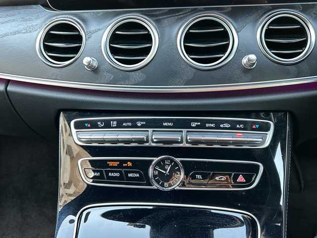 メルセデス・ベンツ Ｅ２５０ アバンギャルド スポーツ 愛知県 2017(平29)年 6.7万km オブシディアンブラック 純正ナビ/フルセグTV・SD・USB・Bluetooth/全方位モニター/バック・サイド・フロントカメラ/ブラインドスポットモニター（BSM)/アクティブレーンキープアシスト/追従式クルーズコントロール/アンビエントライト/パークトロニック/前後ドラレコ/ビルトインETC/前席パワーシート/前席シートメモリー機能付パワーシート/前席シートヒーター/パワーバックドア/パドルシフト/道路標識アシスト/横滑り防止システム/ステアリングスイッチ/アンビエントライト/インテリジェントライトシステム/オートライト/LEDヘッドライト/純正フロアマット/保証書/取扱説明書