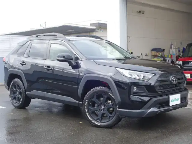 トヨタ ＲＡＶ４ アドベンチャー オフロードPKG 静岡県 2022(令4)年 4.2万km アティチュードブラックマイカ 《アドベンチャーオフロードパッケージ》/ダイナミックトルクベクタリング4WD/ワンオーナー／禁煙車/車検R9年9月26日/セーフティセンス/　・プリクラッシュセーフティ/　・レーダークルーズコントロール/　・オートマチックハイビーム/　・ロードアシストサイン/ブラインドスポットモニター/パーキングサポートブレーキ/ダウンヒルアシスト/ダイヤル式マルチテレインセレクト/9インチディスプレイオーディオ/　AM.FM/USB/AppleCarPlay/Android audio/パノラミックビューモニター/ビルトインETC/純正フラットドライブレコーダー/防眩ミラー/レッドスチッチ入り合皮スポーティシート/前席シートヒーター／ベンチレーション/運転席パワーシート/左右独立エアコン/スマートキー／プッシュスタート/3灯式LEDヘッドライト/純正18インチブラックアルミホイル/純正フロアマット／カーゴハードマット/取扱説明書／保証書