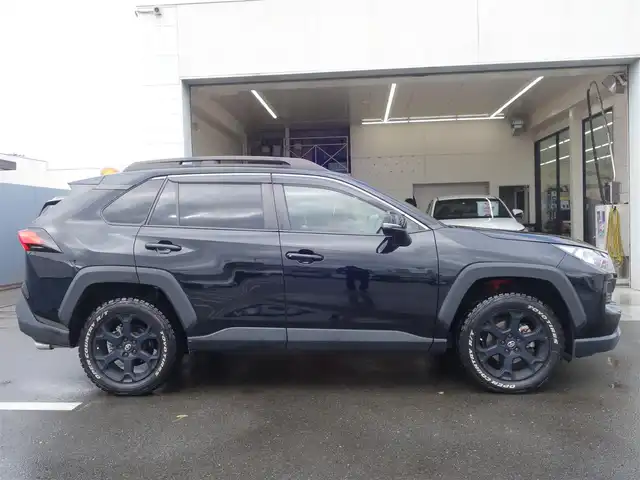 トヨタ ＲＡＶ４ アドベンチャー オフロードPKG 静岡県 2022(令4)年 4.2万km アティチュードブラックマイカ 《アドベンチャーオフロードパッケージ》/ダイナミックトルクベクタリング4WD/ワンオーナー／禁煙車/車検R9年9月26日/セーフティセンス/　・プリクラッシュセーフティ/　・レーダークルーズコントロール/　・オートマチックハイビーム/　・ロードアシストサイン/ブラインドスポットモニター/パーキングサポートブレーキ/ダウンヒルアシスト/ダイヤル式マルチテレインセレクト/9インチディスプレイオーディオ/　AM.FM/USB/AppleCarPlay/Android audio/パノラミックビューモニター/ビルトインETC/純正フラットドライブレコーダー/防眩ミラー/レッドスチッチ入り合皮スポーティシート/前席シートヒーター／ベンチレーション/運転席パワーシート/左右独立エアコン/スマートキー／プッシュスタート/3灯式LEDヘッドライト/純正18インチブラックアルミホイル/純正フロアマット／カーゴハードマット/取扱説明書／保証書
