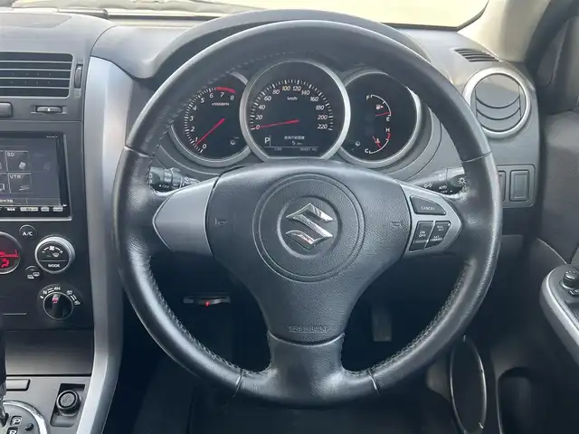 スズキ エスクード XG 秋田県 2010(平22)年 8.9万km パールホワイト 社外ナビ/４WD/バックカメラ/スマートキー/前席シートヒーター/純正アルミ/MTモード付AT/ETC/背面タイヤ/純正フロアマット/純正ドアバイザー/クルーズコントロール/ステアリングスイッチ/寒冷地仕様/オートエアコン/オートライト/パワーステアリング/パワーウィンドウ/電動格納ウィンカーミラー/横滑り防止/盗難防止装置/保証書/取扱説明書/記録簿