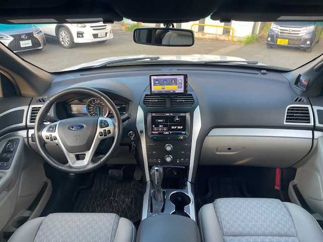 フォード エクスプローラー XLT 道央・札幌 2014(平26)年 4万km パール ワンオーナー/純正ディスプレイオーディオ/社外メモリナビ/ワンセグテレビ/バックカメラ/クルーズコントロール/前席パワーシート/コーナーセンサー/ルーフレール/キーレスエントリー/ETC/HID/純正AW付きサマータイヤ積込(245/60R18)
