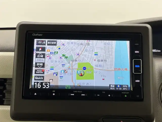 ホンダ Ｎ ＢＯＸ L 岡山県 2023(令5)年 2.2万km プレミアムサンライトホワイトパール ワンオーナー/Honda SENSING	/・衝突軽減ブレーキ	/・オートハイビーム	/・誤発進抑制機能	/・後方誤発進抑制機能	/・路外逸脱警報機能	/・アダプティブクルーズコントロール	/・車線維持支援システム			/純正メモリナビゲーション		/【フルセグ/Bluetooth/DVD/MSV】		/バックカメラ	/ビルトインETC		/LEDヘッドライト（AUTO機能付き）		/シートヒーター		/横滑り防止機能				/車線逸脱防止システム		/社外ドライブレコーダー			/スマートキー	/プッシュスタート		/コーナーセンサー(リアのみ)			/フロアマット