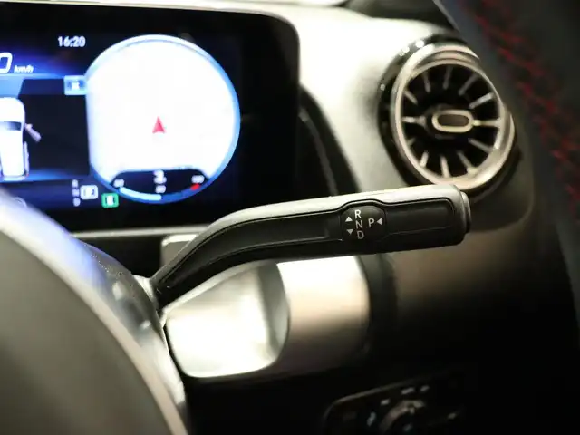 メルセデス・ベンツ Ｍ・ベンツ ＧＬＢ２００ｄ 4マチック AMGライン 静岡県 2022(令4)年 1.4万km 赤 ワンオーナー/純正ナビ/フルセグTV/衝突軽減ブレーキ/ACC/LKA/BSM/ドライブレコーダー/360°カメラ/パドルシフト/前席シートヒーター/LEDヘッドライト/パワーバックドア