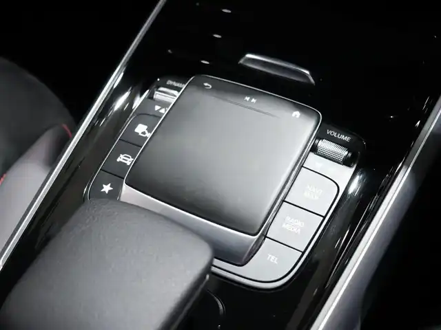 メルセデス・ベンツ Ｍ・ベンツ ＧＬＢ２００ｄ 4マチック AMGライン 静岡県 2022(令4)年 1.4万km 赤 ワンオーナー/純正ナビ/フルセグTV/衝突軽減ブレーキ/ACC/LKA/BSM/ドライブレコーダー/360°カメラ/パドルシフト/前席シートヒーター/LEDヘッドライト/パワーバックドア