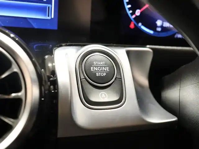 メルセデス・ベンツ Ｍ・ベンツ ＧＬＢ２００ｄ 4マチック AMGライン 静岡県 2022(令4)年 1.4万km 赤 ワンオーナー/純正ナビ/フルセグTV/衝突軽減ブレーキ/ACC/LKA/BSM/ドライブレコーダー/360°カメラ/パドルシフト/前席シートヒーター/LEDヘッドライト/パワーバックドア