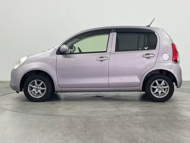 トヨタ パッソ X 群馬県 2013(平25)年 5.7万km グレイッシュパープルメタリックオパール ４ＷＤ　純正オーディオ　ＣＤ　ラジオ　ハロゲンヘッドライト　ヘットライトレベライザー　電動格納ミラー　社外アルミホイール　純正フロアマット　バニティミラー　ＡＢＳ ドアバイザー リモコンキー 禁煙車