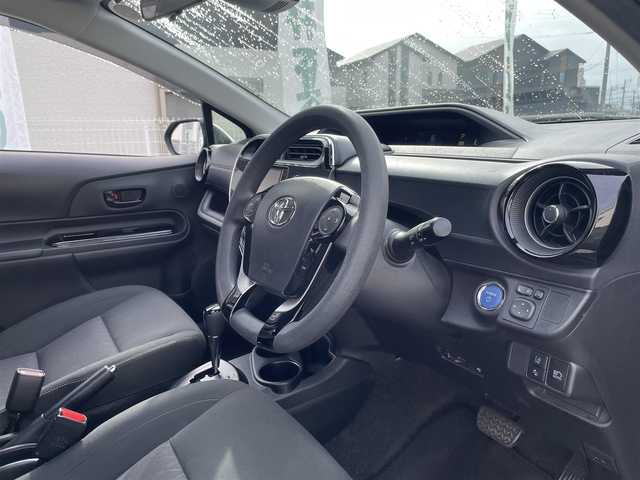 トヨタ アクア 愛知県 2019(令1)年 12.5万km ダークブルーマイカ (株)IDOMが運営する【じしゃロン名古屋鳴海店】の自社ローン専用車両になりますこちらは現金またはオートローンご利用時の価格です。自社ローンご希望の方は別途その旨お申付け下さい/登録時124570km/禁煙車/純正ナビ/（AM/FM/TV/Bluetooth）/フルセグTV/バックカメラ/ビルトインETC/ステアリングスイッチ/オートライト/プリクラッシュセーフティ/レーンディパーチャーアラート/コーナーセンサー/純正フロアマット/純正アルミ/プッシュスタート/スペアキー