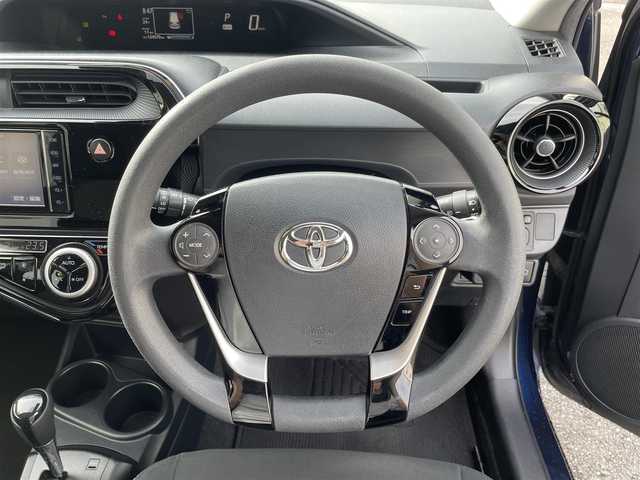 トヨタ アクア 愛知県 2019(令1)年 12.5万km ダークブルーマイカ (株)IDOMが運営する【じしゃロン名古屋鳴海店】の自社ローン専用車両になりますこちらは現金またはオートローンご利用時の価格です。自社ローンご希望の方は別途その旨お申付け下さい/登録時124570km/禁煙車/純正ナビ/（AM/FM/TV/Bluetooth）/フルセグTV/バックカメラ/ビルトインETC/ステアリングスイッチ/オートライト/プリクラッシュセーフティ/レーンディパーチャーアラート/コーナーセンサー/純正フロアマット/純正アルミ/プッシュスタート/スペアキー