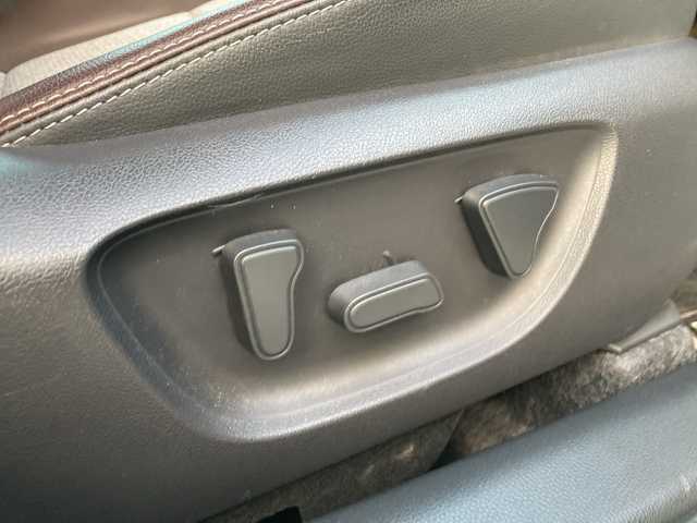 トヨタ ヤリスクロス Z 愛媛県 2021(令3)年 1.3万km ホワイトパールクリスタルシャイン 純正8インチディスプレイオーディオ/・ナビ/・フルセグTV/・Bluetooth/パノラミックビューモニター/ビルトインETC/前後ドライブレコーダー/合皮/ファブリックコンビシート/前席シートヒーター/トヨタセーフティセンス/・プリクラッシュセーフティ/・レーントレーシングアシスト/・レーダークルーズコントロール/・オートマチックハイビーム/・ロードサインアシスト/LEDヘッドランプ/純正18インチAW/ステアリングヒーター/ステアリングスイッチ/プッシュスタート/保証書/取扱説明書