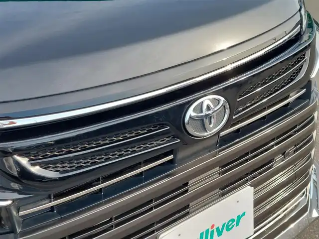 トヨタ ヴォクシー S－Z 東京都 2023(令5)年 2万km グリッターブラックガラスフレーク ワンオーナー/Toyota Safety Sense/・プリクラッシュセーフティ/・レーンディパーチャーアラート/・先行車発進告知機能/・オートマチックハイビーム/・レーダークルーズコントロール/・クリアランスソナー/プッシュスタート/MTモード付きAT/純正ナビ/バックカメラ/ETC2.0/両側パワースライドドア/ハーフレザーシート/シートヒーター/後席ロールサンシェード/LEDヘッドライト/ドアバイザー/17インチ純正アルミホイール