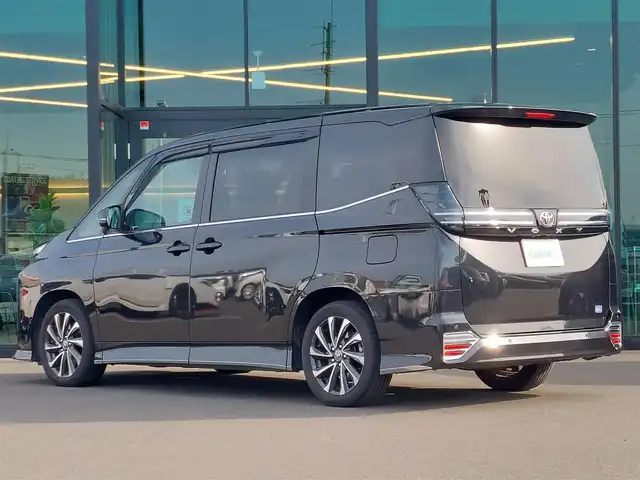 トヨタ ヴォクシー S－Z 東京都 2023(令5)年 2万km グリッターブラックガラスフレーク ワンオーナー/Toyota Safety Sense/・プリクラッシュセーフティ/・レーンディパーチャーアラート/・先行車発進告知機能/・オートマチックハイビーム/・レーダークルーズコントロール/・クリアランスソナー/プッシュスタート/MTモード付きAT/純正ナビ/バックカメラ/ETC2.0/両側パワースライドドア/ハーフレザーシート/シートヒーター/後席ロールサンシェード/LEDヘッドライト/ドアバイザー/17インチ純正アルミホイール