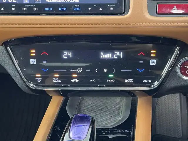 ホンダ ヴェゼル ハイブリッド Z 埼玉県 2015(平27)年 10.1万km ミスティックグリーンパール シティブレーキアクティブシステム/純正８インチナビゲーションVXM-155VFEi/（フルセグTV/CD/DVD/Bluetooth/HDMI入力/SD/AM/FM）/バックカメラ/クルーズコントロール/パドルシフト/前後ドライブレコーダー/ETC/ハーフレザーシート /シートヒーター /電動パーキングブレーキ/ブレーキホールド/スマートキー/プッシュスタート/オートLEDヘッドライト/純正アルミサマータイヤ有