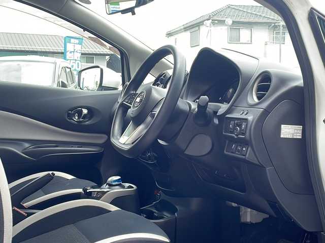 日産 ノート e－パワー X 岐阜県 2019(平31)年 3.6万km パール メモリナビ/アイドリングストップ/ドアバイザー/プッシュスタート/HID/オートライト/コーナーセンサー/レーンアシスト