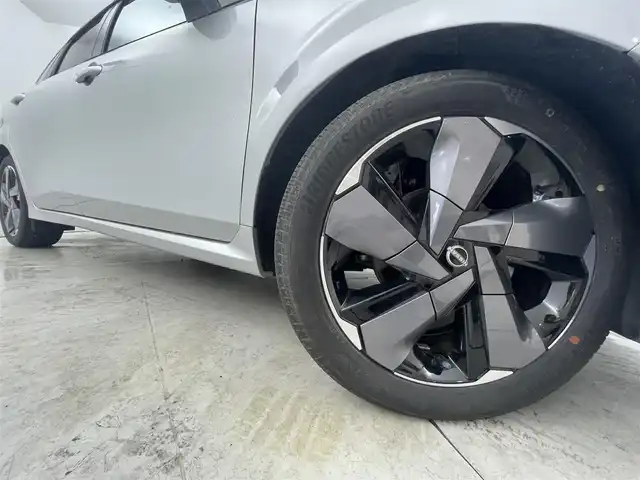 日産 オーラ G レザーエディション 広島県 2021(令3)年 1万km ブリリアントシルバー 純正９型ナビ（フルセグＴＶ）　/全方位カメラ　/デジタルルームミラー　/ＥＴＣ２．０　/前後ドラレコ　/コーナーセンサー　/エマージェンシーブレーキ　/レーンキープ　/ＢＳＭ　/ハーフレザー　/純正１７インチＡＷ　/ＬＥＤ