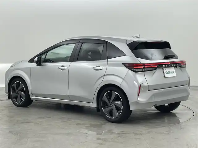 日産 オーラ G レザーエディション 広島県 2021(令3)年 1万km ブリリアントシルバー 純正９型ナビ（フルセグＴＶ）　/全方位カメラ　/デジタルルームミラー　/ＥＴＣ２．０　/前後ドラレコ　/コーナーセンサー　/エマージェンシーブレーキ　/レーンキープ　/ＢＳＭ　/ハーフレザー　/純正１７インチＡＷ　/ＬＥＤ