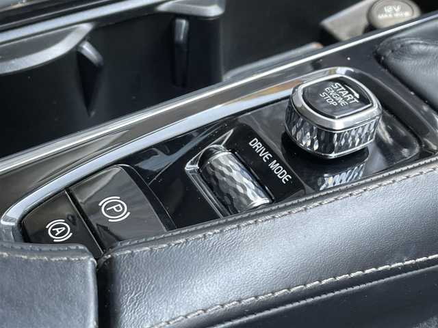 ボルボ ＸＣ９０ D5 AWD インスクリプション 千葉県 2020(令2)年 2.7万km オニキスブラックP 衝突回避.被害軽減ブレーキ/レーンキーピング/パークアシスト/クロストラフィックアラート/車間警告/ヘッドアップディスプレイ/ブラインドスポットインフォメーションシステム/アダクティブクルーズコントロール/純正メーカーナビゲーション/全方位カメラ/本革シート/シートヒーター/エアシート/マッサージ/haman/kardonサウンド/前後ドライブレコーダー/ETC/ステアリングヒーター/パワーシート/パワーバックドア/LEDヘッドライト/電格ミラー/純正フロアマット/純正20インチアルミホイール