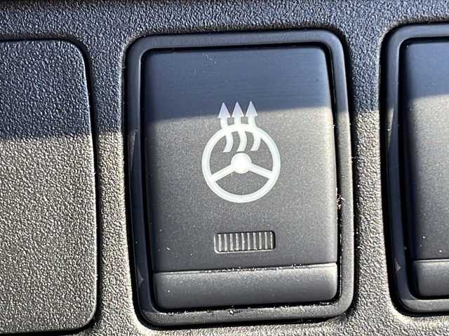 日産 セレナ e－パワー ハイウェイスター V 茨城県 2019(令1)年 7.1万km 黒 後席用モニター/純正SDナビ(Bluetooth/アラウンドビューモニター CD/DVD)/アダプティブクルーズコントロール/コーナーセンサー/両側パワースライドドア/LEDオートライト/サイドエアバッグ/パーキングアシスト/スマートキー/冷房WAC/USB入力端子/ビルトインETC/3列シート/ドライブレコーダー/純正フロアマット/シートヒーター/15インチ純正アルミホイール