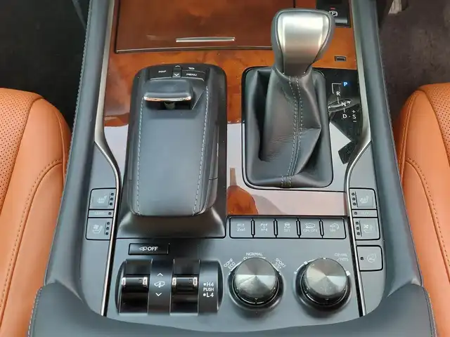レクサス ＬＸ 570 東京都 2018(平30)年 2.2万km ソニッククォーツ サンルーフ/TRDエアロ、Fグリル/モデリスタホイール/マークレビンソンプレミアムサウンド/クールBOX/ルーフレール/Lexus Safety System +/・プリクラッシュセーフティ/・レーントレーシングアシスト/・ロードサインアシスト /・先行車発進告知機能/・アダプティブハイビームシステム /・レーダークルーズコントロール/・ヘッドアップディスプレイ/・ブラインドスポットモニター/・パノラミックビューモニター/パドルシフト/純正ナビ/フルセグTV/リアエンターテインメント/ETC2.0/置くだけ充電/100V電源/レザーシート/パワーシート/シートヒーター/ベンチレーション/ステアリングヒーター/後席ロールサンシェード/パワーバックドア/3眼LEDヘッドライト/ドアバイザー