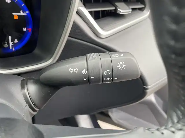 トヨタ カローラ クロス ハイブリッド Z 愛媛県 2023(令5)年 0.9万km アティチュードブラックマイカ 純正ディスプレイオーディオ　/バックカメラ　/置くだけ充電　/トヨタセーフティセンス　/レーダークルーズコントロール　/衝突被害軽減装置/車線逸脱防止装置/純正ラゲッジマット　/シーケンシャルウインカー　/電動パーキングブレーキ　/AC100Vコンセント/電格ミラー/D/N席シートヒーター/電動リアゲート/現状サマー(純正AW)(225/50/R18)/MICHELIN PRIMACY