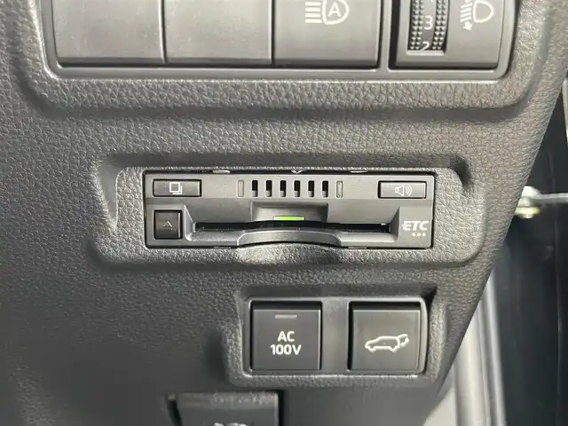 トヨタ カローラ クロス ハイブリッド Z 愛媛県 2023(令5)年 0.9万km アティチュードブラックマイカ 純正ディスプレイオーディオ　/バックカメラ　/置くだけ充電　/トヨタセーフティセンス　/レーダークルーズコントロール　/衝突被害軽減装置/車線逸脱防止装置/純正ラゲッジマット　/シーケンシャルウインカー　/電動パーキングブレーキ　/AC100Vコンセント/電格ミラー/D/N席シートヒーター/電動リアゲート/現状サマー(純正AW)(225/50/R18)/MICHELIN PRIMACY