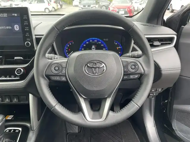 トヨタ カローラ クロス ハイブリッド Z 愛媛県 2023(令5)年 0.9万km アティチュードブラックマイカ 純正ディスプレイオーディオ　/バックカメラ　/置くだけ充電　/トヨタセーフティセンス　/レーダークルーズコントロール　/衝突被害軽減装置/車線逸脱防止装置/純正ラゲッジマット　/シーケンシャルウインカー　/電動パーキングブレーキ　/AC100Vコンセント/電格ミラー/D/N席シートヒーター/電動リアゲート/現状サマー(純正AW)(225/50/R18)/MICHELIN PRIMACY