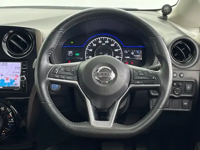 日産 ノート e－パワー メダリスト 鹿児島県 2019(令1)年 4.4万km ブリリアントホワイトパール ワンオーナー/禁煙車/純正ナビ/・Bluetooth/・CD/・DVD/・フルセグTV/デジタルインナーミラー/全方位カメラ/純正アルミホイール/純正フロアマット/純正ドアバイザー/ハーフレザーシート/純正ドアバイザー/プッシュスタート/電動格納ミラー