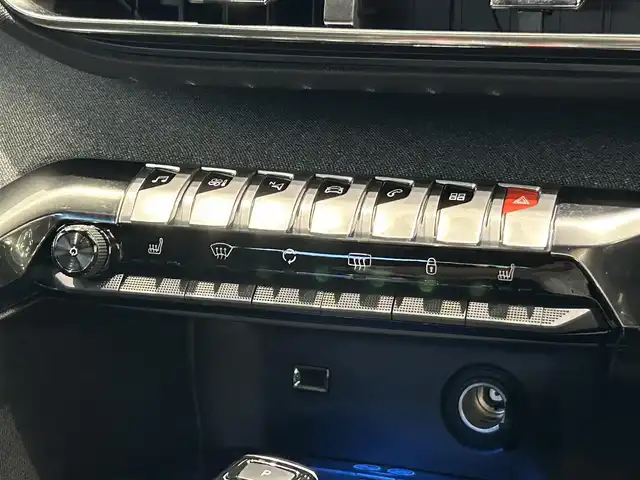 プジョー ３００８ GT ブルー HDi 福岡県 2021(令3)年 0.7万km パール 黒ハーフレザー　/フルセグ　/Ｂｌｕｅｔｏｏｔｈ　/アンビエントライト　/Ｂカメラ　/ＡＣＣ　/ＢＳＭ　/ＡｐｐｌｅＣａｒＰｌａｙ/ハンズフリーテールゲート　/Ｄ席メモリ付パワーシート　/純正１８インチＡＷ