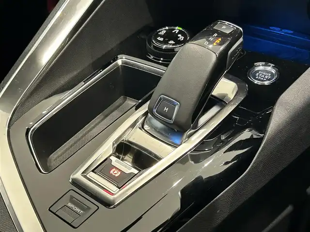 プジョー ３００８ GT ブルー HDi 福岡県 2021(令3)年 0.7万km パール 黒ハーフレザー　/フルセグ　/Ｂｌｕｅｔｏｏｔｈ　/アンビエントライト　/Ｂカメラ　/ＡＣＣ　/ＢＳＭ　/ＡｐｐｌｅＣａｒＰｌａｙ/ハンズフリーテールゲート　/Ｄ席メモリ付パワーシート　/純正１８インチＡＷ