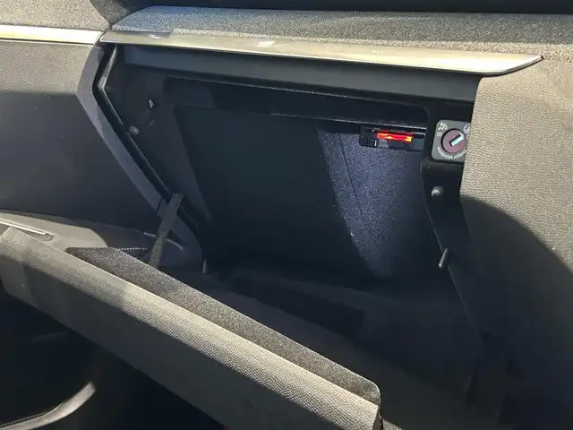 プジョー ３００８ GT ブルー HDi 福岡県 2021(令3)年 0.7万km パール 黒ハーフレザー　/フルセグ　/Ｂｌｕｅｔｏｏｔｈ　/アンビエントライト　/Ｂカメラ　/ＡＣＣ　/ＢＳＭ　/ＡｐｐｌｅＣａｒＰｌａｙ/ハンズフリーテールゲート　/Ｄ席メモリ付パワーシート　/純正１８インチＡＷ
