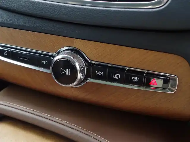 ボルボ ＸＣ９０ D5 AWD インスクリプション 埼玉県 2019(令1)年 3.2万km クリスタルホワイトP ブラウンレザーシート/アダプティブクルーズコントロール/インテリセーフ/パノラミックスライディングルーフ/harman/kardon/ヘッドアップディスプレイ/CarPlay/パークセンサー/ブラインドスポットモニター/全周囲カメラ/純正ナビ/ETC/フルセグTV/シートヒーター/ベンチレーション/ステアリングヒーター/シートポジションメモリー機能