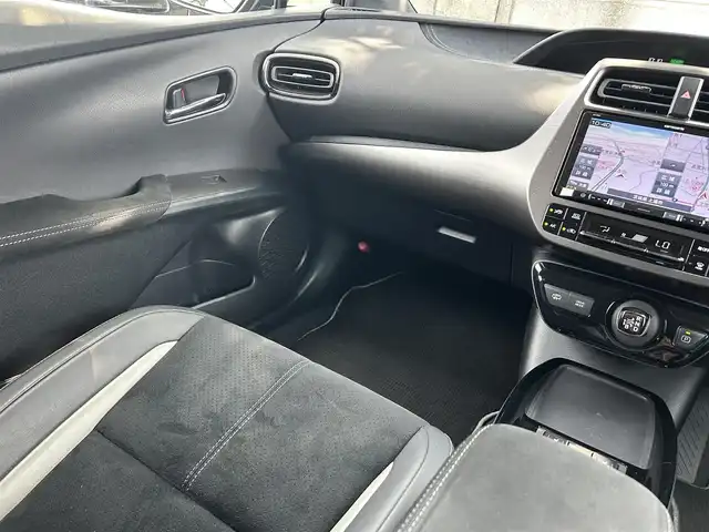 トヨタ プリウス ＰＨＶ S GRスポーツ 茨城県 2020(令2)年 8万km ホワイトパールクリスタルシャイン 社外８インチSDナビ/-Bluetooth/フルセグTV/CD/DVD/バックカメラ/レーンキープアシスト/レーダークルーズコントロール/LEDヘッドライト/オートライト/オートマチックハイビーム/前席シートヒーター/純正１８インチアルミホイール/横滑り防止装置/盗難防止装置/衝突被害軽減システム/ステアリングスイッチ/前方ドライブレコーダー/ドライブレコーダー/ETC/プッシュスタート/スマートキー