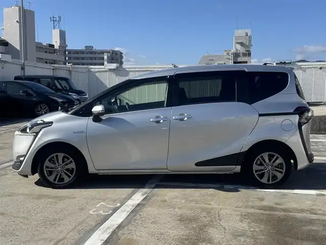 トヨタ シエンタ ハイブリッド G 広島県 2017(平29)年 4.2万km シルバーM ワンオーナー/純正ディーラーオプションナビ/・フルセグTV/・Bluetooth/セーフティーセンス/・プリクラッシュセーフティシステム/・レーンディパーチャーアラート/・オートマチックハイビーム/・先行車発信告知機能/ビルトインETC/185/60R15アルミホイール/両側パワースライドドア/スマートキー2個＆プッシュスタート