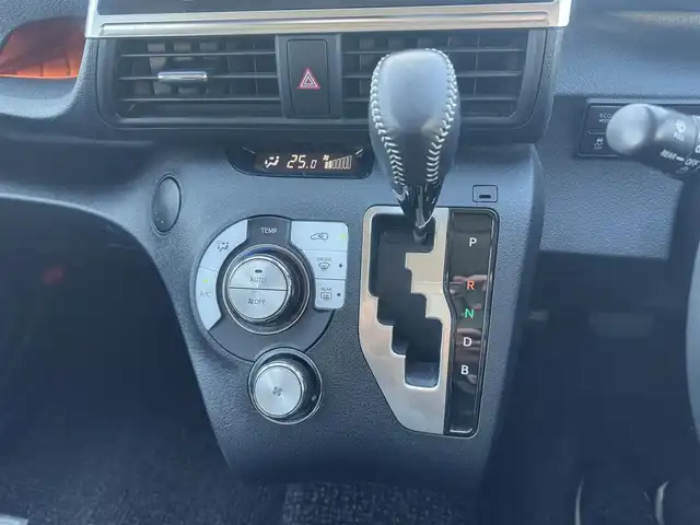 トヨタ シエンタ ハイブリッド G 広島県 2017(平29)年 4.2万km シルバーM ワンオーナー/純正ディーラーオプションナビ/・フルセグTV/・Bluetooth/セーフティーセンス/・プリクラッシュセーフティシステム/・レーンディパーチャーアラート/・オートマチックハイビーム/・先行車発信告知機能/ビルトインETC/185/60R15アルミホイール/両側パワースライドドア/スマートキー2個＆プッシュスタート