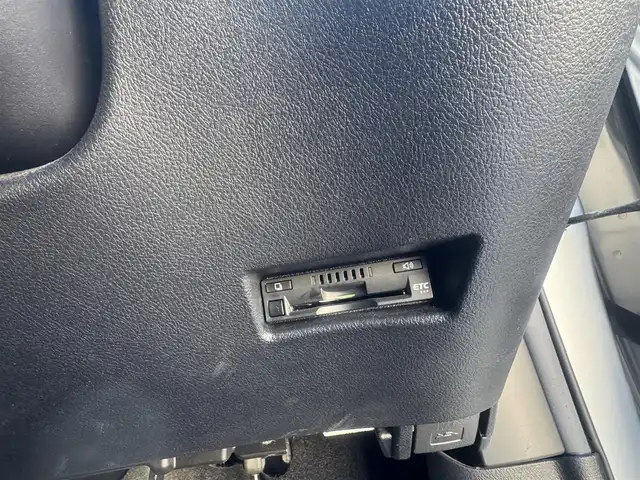 トヨタ シエンタ ハイブリッド G 広島県 2017(平29)年 4.2万km シルバーM ワンオーナー/純正ディーラーオプションナビ/・フルセグTV/・Bluetooth/セーフティーセンス/・プリクラッシュセーフティシステム/・レーンディパーチャーアラート/・オートマチックハイビーム/・先行車発信告知機能/ビルトインETC/185/60R15アルミホイール/両側パワースライドドア/スマートキー2個＆プッシュスタート