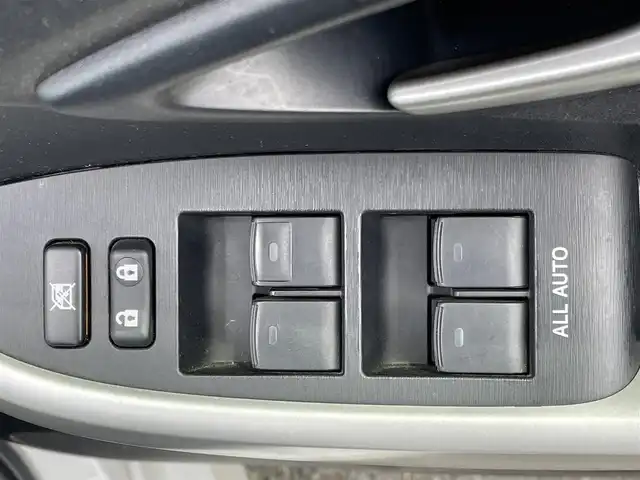 トヨタ プリウス S 静岡県 2012(平24)年 9.6万km ホワイトパールクリスタルシャイン (株)IDOMが運営する【じしゃロン焼津店】の自社ローン専用車両になります。こちらは現金またはオートローンご利用時の価格です。自社ローンご希望の方は別途その旨お申付け下さい　/純正メモリナビ/（ワンセグＴＶ/Ｂｌｕｅｔｏｏｔｈ接続/ＣＤ/ＤＶＤ/ミュージックサーバー）/バックカメラ/ＥＴＣ/ＨＩＤヘッドライト/オートライト/プッシュスタート＆スマートキー