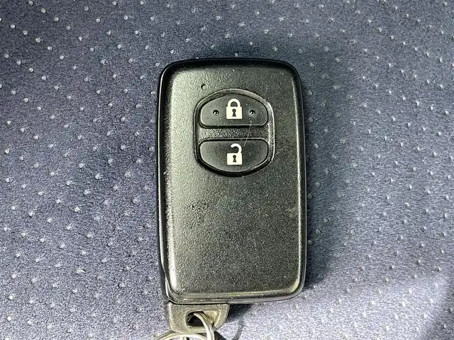 トヨタ プリウス S 静岡県 2012(平24)年 9.6万km ホワイトパールクリスタルシャイン (株)IDOMが運営する【じしゃロン焼津店】の自社ローン専用車両になります。こちらは現金またはオートローンご利用時の価格です。自社ローンご希望の方は別途その旨お申付け下さい　/純正メモリナビ/（ワンセグＴＶ/Ｂｌｕｅｔｏｏｔｈ接続/ＣＤ/ＤＶＤ/ミュージックサーバー）/バックカメラ/ＥＴＣ/ＨＩＤヘッドライト/オートライト/プッシュスタート＆スマートキー