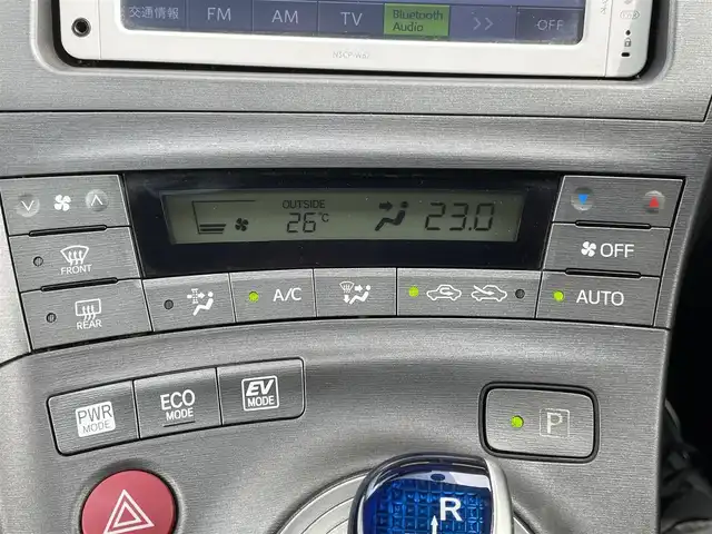 トヨタ プリウス S 静岡県 2012(平24)年 9.6万km ホワイトパールクリスタルシャイン (株)IDOMが運営する【じしゃロン焼津店】の自社ローン専用車両になります。こちらは現金またはオートローンご利用時の価格です。自社ローンご希望の方は別途その旨お申付け下さい　/純正メモリナビ/（ワンセグＴＶ/Ｂｌｕｅｔｏｏｔｈ接続/ＣＤ/ＤＶＤ/ミュージックサーバー）/バックカメラ/ＥＴＣ/ＨＩＤヘッドライト/オートライト/プッシュスタート＆スマートキー