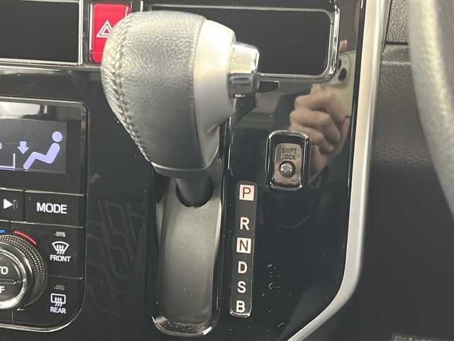 ダイハツ トール カスタムG SAⅡ 宮城県 2017(平29)年 5.2万km プラムブラウンクリスタルマイカ 禁煙車/フリップダウンモニター/スマートアシストIII/・衝突回避支援/・車線逸脱警報/・先行車発進お知らせ/両側パワースライドドア/クルーズコントロール/純正7インチナビ/地図SD無し/（BT.AM.FM.CD.DVD.SD）/アラウンドビューモニター/フルセグテレビ/ビルトインETC/革巻きステアリング/ステアリングスイッチ/プッシュスタート/スマートキー/ロールサンシェード/純正フロアマット/純正ドアバイザー/LEDヘッドライト/LEDフォグランプ/純正14インチアルミホイール/横滑り防止機能/アイドリングストップ/コーナーセンサー