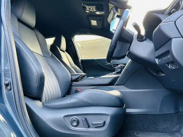 トヨタ ハリアー Z 神奈川県 2020(令2)年 3.7万km スレートグレーメタリック 純正メモリナビ（JLB）/・DTV/Bluetooth/全方位モニタ/JBLプレミアムサウンド/前後ドライブレコーダー/ヘッドアップディスプレイ/Toyota Safety Sense/・プリクラッシュセーフティ/・レーントレーシングアシスト/・レーダークルーズコントロール/・先行車発進告知機能/・ブラインドスポットモニター/・クリアランスソナー/イモビライザー/ビークルスタビリティアシスト/コーナーセンサー/アダプティブハイビームシステム/パワーバックドア/ハーフレザーシート/D席パワーシート/純正フロアマット/純正19インチアルミホイール/純正LEDヘッドライト/フォグランプ/ビルトインETC2.0/センターコンソール/革巻きステアリング/プッシュEgスタート/ストップ/スマートキー×1/取扱説明書