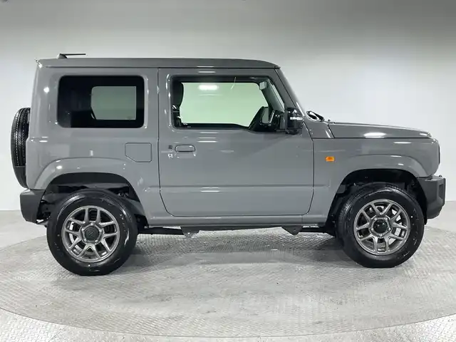 スズキ ジムニー XC 神奈川県 2024(令6)年 0.1万km未満 ミディアムグレー ４WD/ターボ/背面タイヤ/純正ディスプレイオーディオ【パイオニア】/AM FM CD DVD　Bluetooth　USB　ipod　AV AUX/セーフティサポ＾と/クルーズコントロール/デュアルセンサーブレーキサポート/誤発進抑制機能/ふらつき警報機能/先行車発進お知らせ機能/標識認識機能/ハイビームアシスト/アイドリングストップ/革巻きステアリング/前席シートヒーター/撥水加工ファブリックシート/プッシュスタート/スマートキー/純正16インチアルミホイール/LEDヘッドランプ/オートライト/フロントフォグランプ/電格ウインカーミラー/取説　保証書